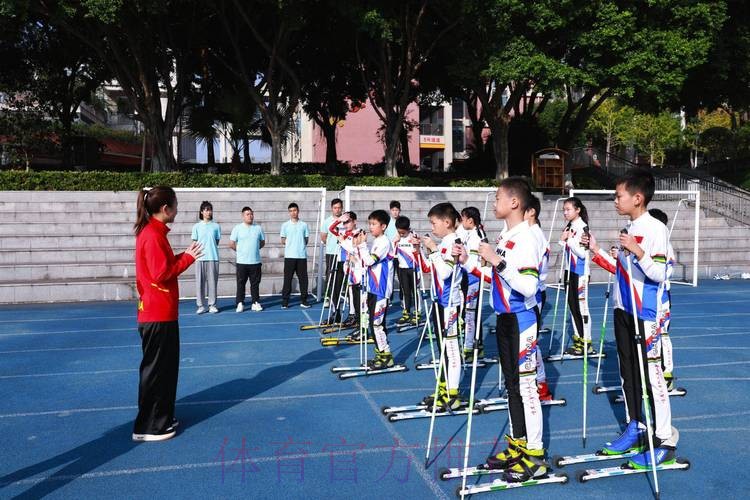 “冠军体育课”进入成都校园