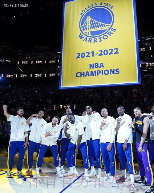 一张勇士队的“全家福”照片,为什么要在最中间留空一个位置? 一张勇士队的“全家福”照片,为什么要在最中间留空一个位置?